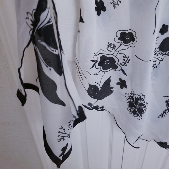 Floral, Flowy, Bell Sleeve, Asymmetrical Blouse - Picture 4 of 8